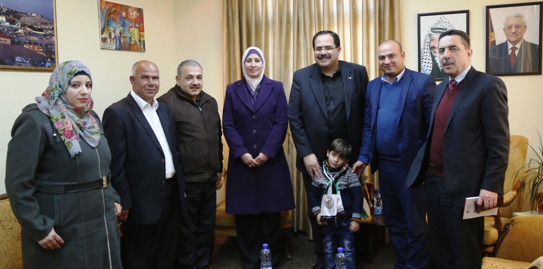 صيدم يكرم الطالب المبدع قزمار ويشيد بموهبته العقلية