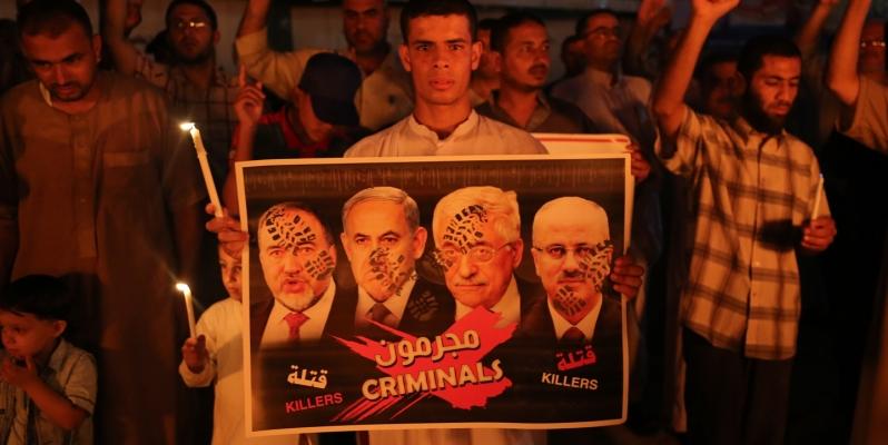 حماس تحمل عباس مسئولية الأوضاع المأساوية في قطاع غزة وتنظم مسيرات ليلية ضده