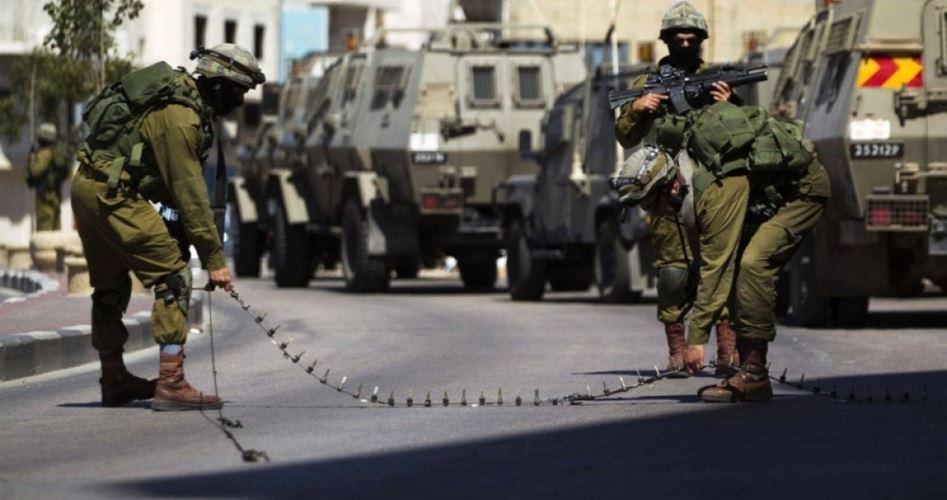الخليل: قوات الاحتلال تنصب حاجزاً مشدداً على وادي سعير