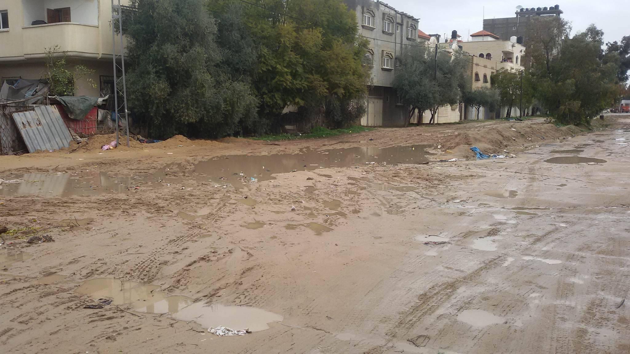 بالصور— انهيار سور مقبرة البريج القديمة ورئيس البلدية يوعد بإعادة ترميمه