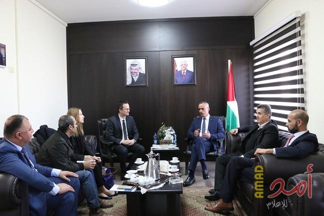 أبو دياك يبحث مع خبراء دوليين تعزيز التعاون في مجال مكافحة الاتجار بالبشر وتعزيز العدالة الجنائية