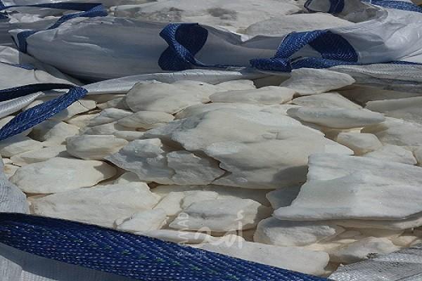 الاقتصاد تضبط مواداً غذائية فاسدة في معبر كرم أبو سالم