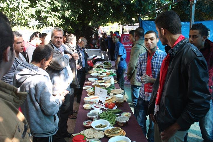 كتلة الوحدة الطلابية تقيم خيمة بغزة دعماً للمنتج الوطني
