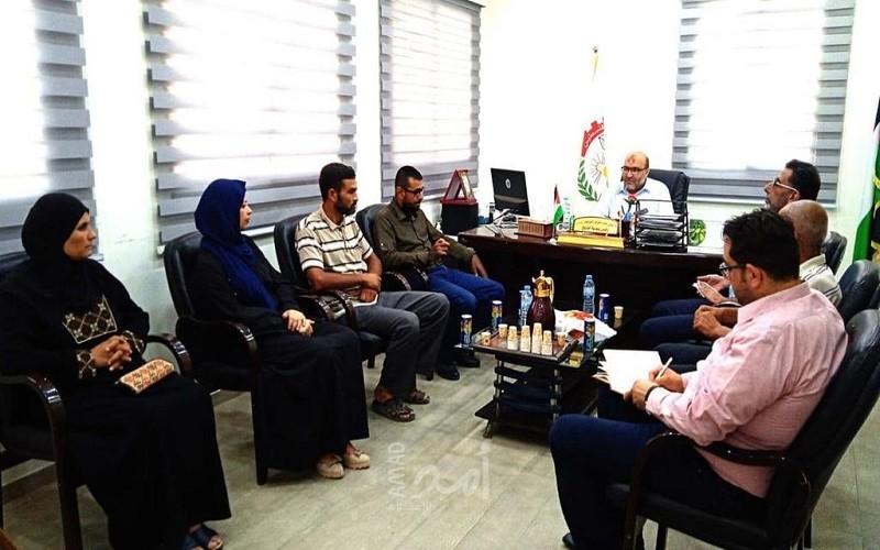 الديمقراطية تزور بلدية البريج وتناقش مشاكل وقضايا المخيم وهموم ساكنيه