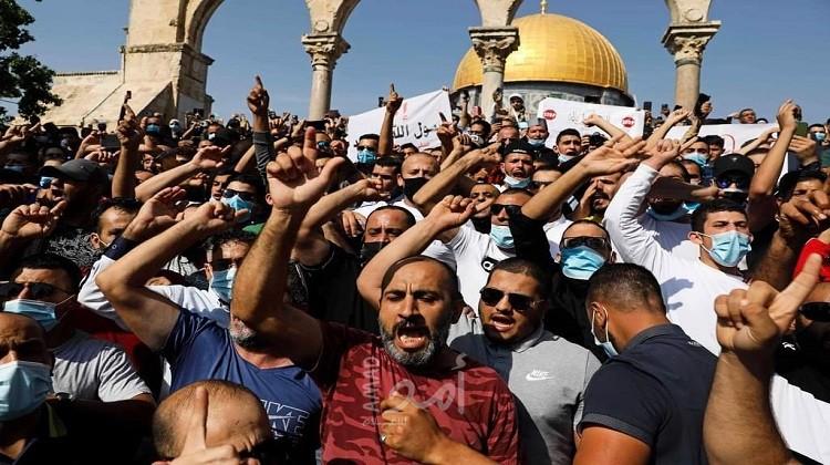 بالصور .. آلاف الفلسطينيين ينتفضون في الاقصى رفضًا للإساءة للنبي محمد عليه السلام والاسلام