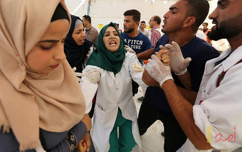 بالفيديو والصور:  مشهد محزن..انهيار المسعفة أبو مصطفى  بعد سماع نبأ استشهاد زوجها  شرق خانيونس
