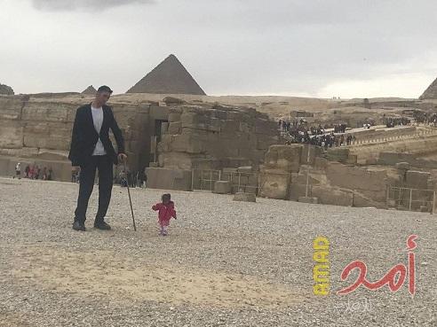 اطول رجل واقصر امرأة في العالم يعربون عن انبهارهما بزيارة الاهرامات والبرج