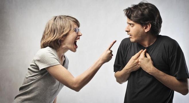 أزواج مساكين يتعرضون للضرب على أيدي زوجاتهم