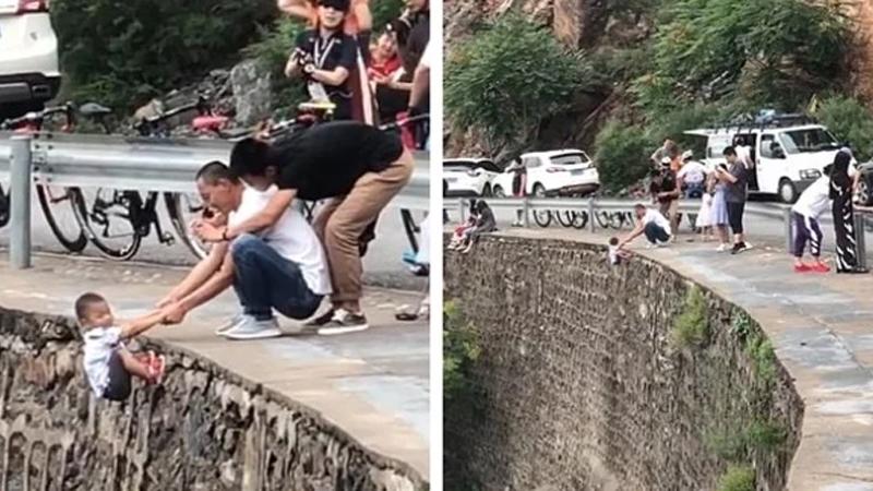 شاهد ..  أب يخاطر بحياة طفله من أجل صورة تذكارية