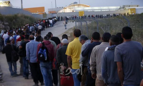 سلطات الاحتلال تقرر عودة آلاف العمال الفلسطينيين للعمل داخل إسرائيل بدءاً من الأحد