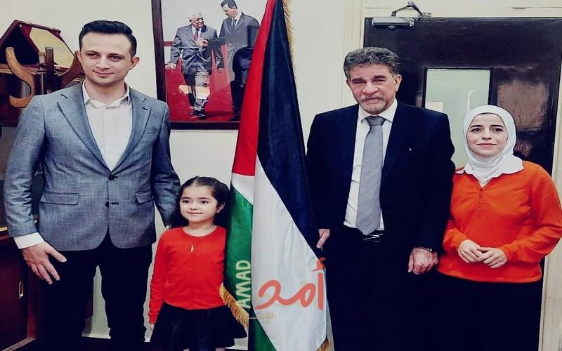 السفير عبد الهادي يكرم الطفلة شام البكور الفائزة بالمركز الأول بتحدي القراءة العربي