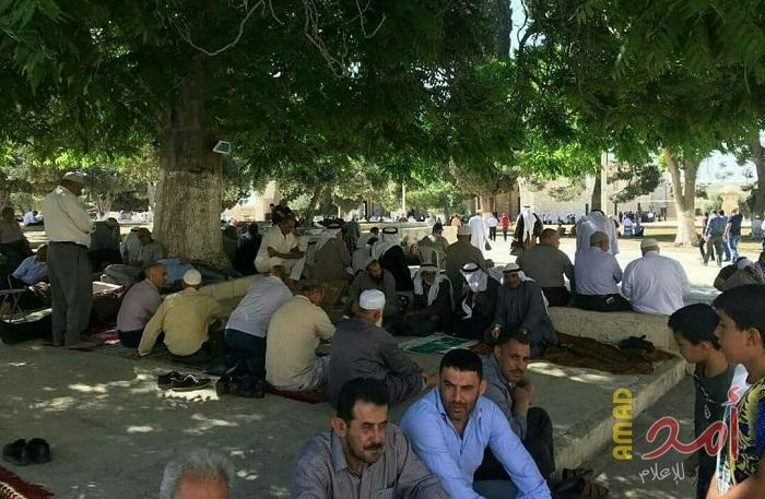 بدء توافد المئات للصلاة بالأقصى في الجمعة الأولى من رمضان (صور)