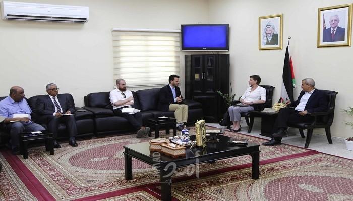 لقاء يناقش آليات تطوير الخدمات المقدمة للاجئين في قلقيلية