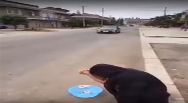بالفيديو .. نهاية صادمة لشاب حاول مساعدة فتاة متسولة