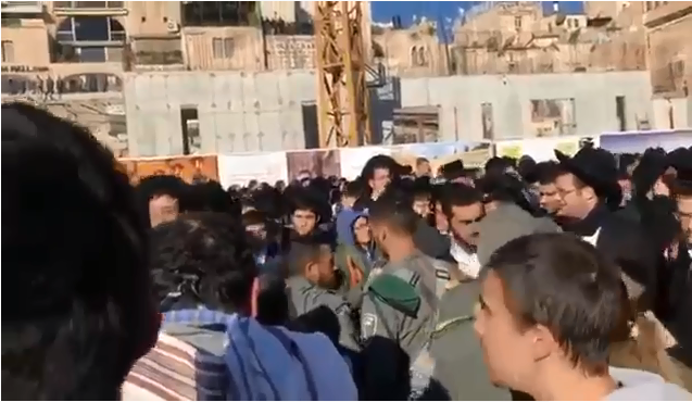 بالفيديو.. شجار بين متدينين يهود و"نساء الحائط" قرب حائط البراق بالقدس