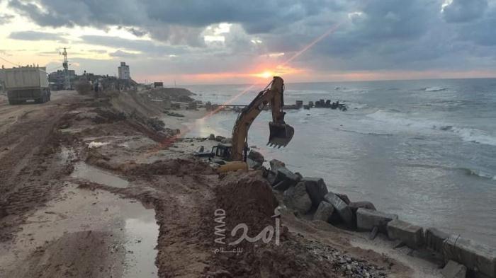 أشغال وإسكان حماس  تنفذ أعمال تدعيم مناطق متفرقة من ساحل غزة بواقع ( 1800 ) ساعة عمل