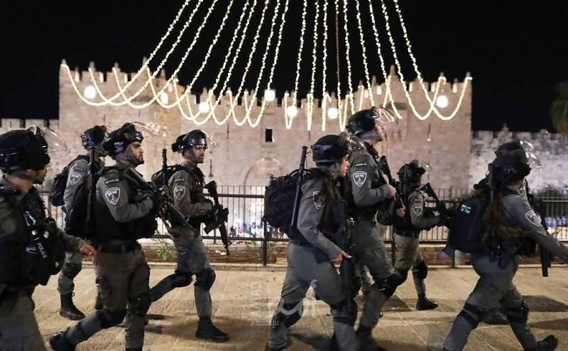 هآرتس: الشرطة الإسرائيلية تقرر عدم نصب حواجز في "باب العامود" بالقدس خلال "رمضان"