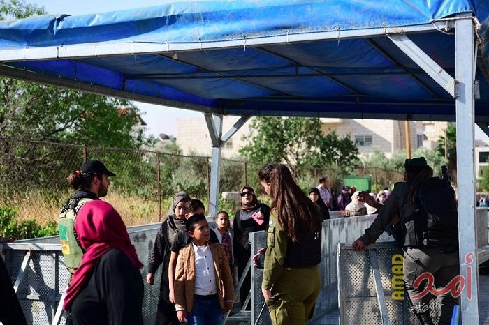 بالفيديو والصور.. عشرات الآلاف يتوافدون لأداء صلاة الجمعة في الأقصى