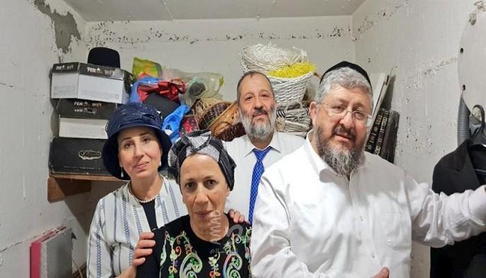 صورة للوزير الإسرائيلي أدرعي و هو يختبئ في ملجأ داخل مدينة بئر السبع
