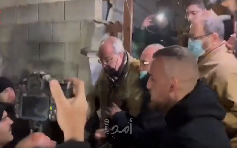 مستوطنون يعتدون على أعضاء كنيست من القائمة المشتركة في الشيخ جراح - فيديو