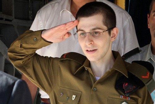 معاريف تنشر تسريبات للتحقيق مع شاليط ..  تنقل بين عدد من العائلات الفلسطينية  ولم يفكر في الاضراب عن الطعام