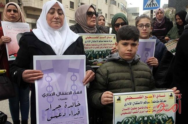 خلال وقفة تضامنية مع الأسيرات مطالبات بالضغط على الاحتلال لإطلاق سراحهم
