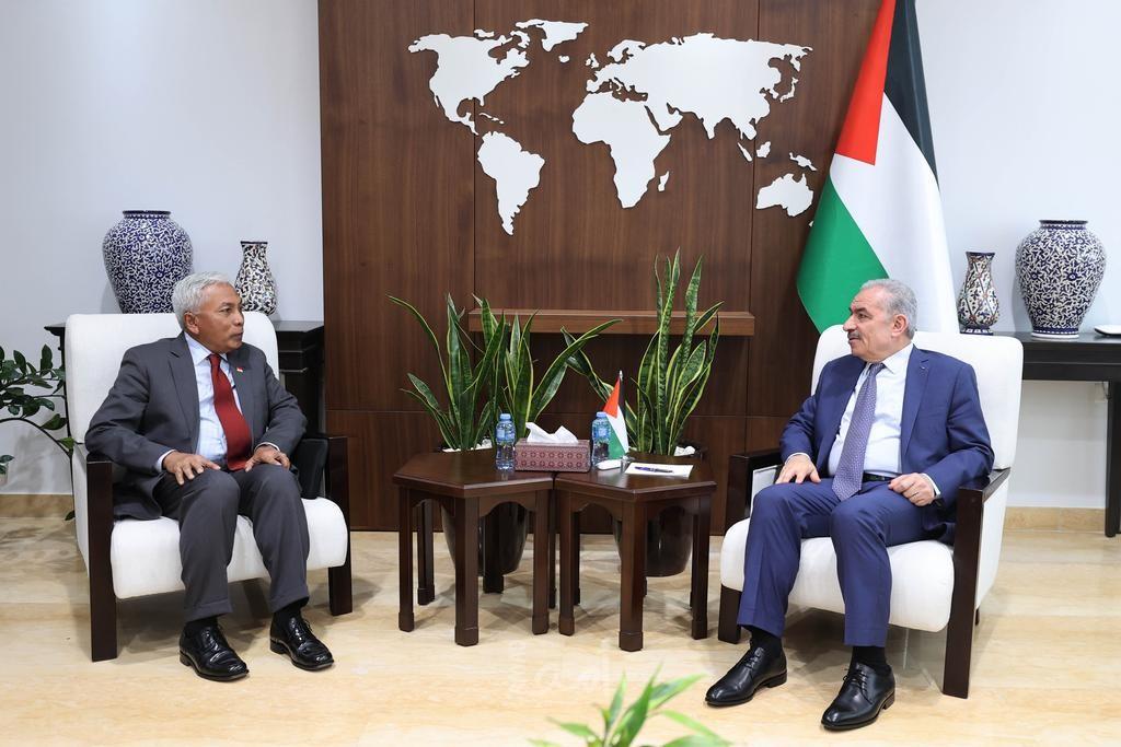اشتية يستقبل سفير سنغافورة غير المقيم لدى فلسطين
