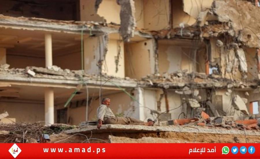 عامل فلسطيني أمام شقته المهدمة