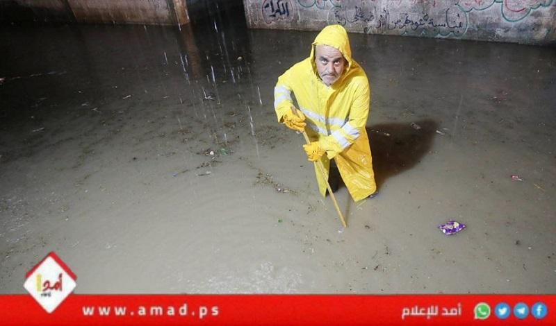 غزة: غرق عشرات المنازل وإغلاق طرق بفعل الأمطار الغزيرة- فيديو