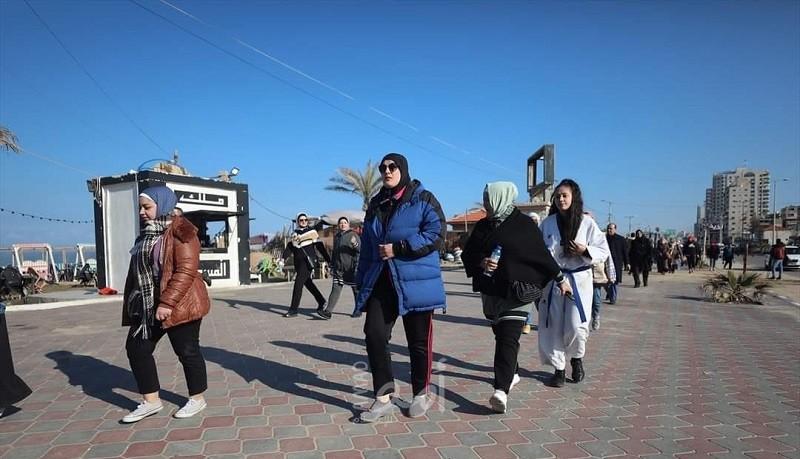 نساءٌ من غزة يمارسن "المشي" للتوعية بالرياضة- صور