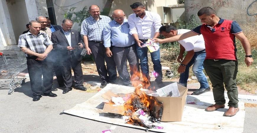 بالصور- وزارة الاتصالات بالخليل تتلف 2930 شريحة اتصال إسرائيلية كانت تروج بصورة غير شرعية