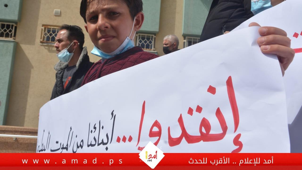 وقفة إحتجاجية إستنكارًا لمنع أطفال مرضى الكلى من السفر للعلاج - صور وفيديو