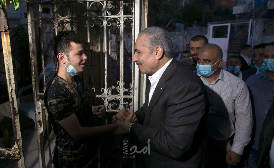 اشتية يشارك عائلة محمد التميمي من دير نظام مائدة الإفطار