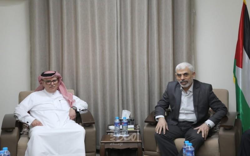 السنوار والعمادي يناقشان سبل التخفيف عن قطاع غزة وإعادة الإعمار