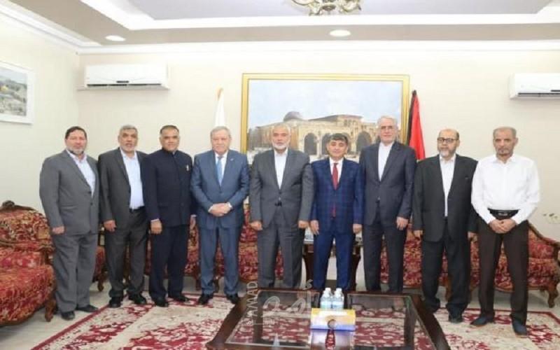 هنية يلتقي بعدد من السفراء بالدوحة