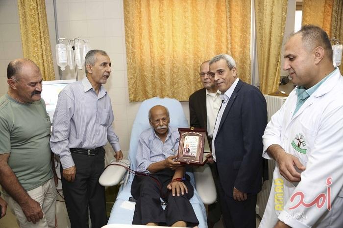 محافظ قلقيلية ورئيس هيئة شؤون الأسرى يزوران عدد من أهالي الأسرى وأسرى محررين