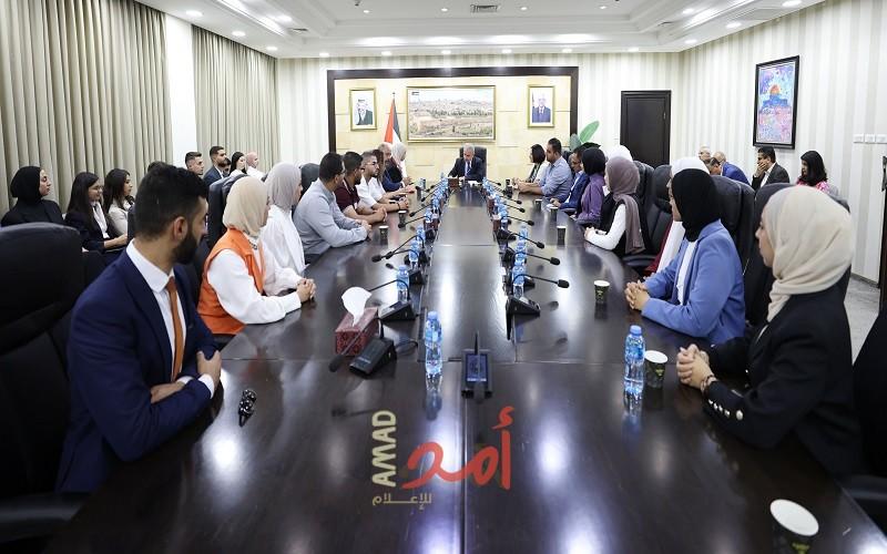 اشتية: "نعمل على توفير البيئة الملائمة لتطوير مهارات الشباب واستثمار إمكانياتهم"