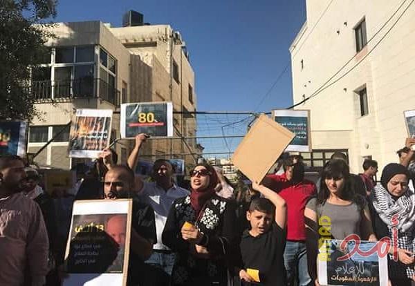 بالصور: تظاهرة أمام السفارة الفلسطينية في عمان لرفع العقوبات عن غزة