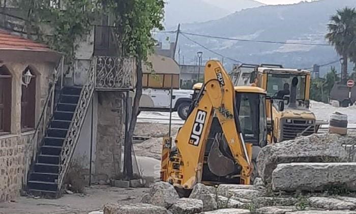 الخليل: سلطات الاحتلال تخطر بهدم مسكن وبركس شرق يطا