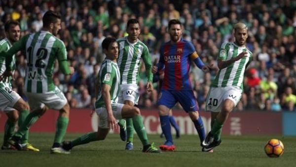 برشلونة يهدر نقطتين ثمينتين أمام ريال بيتيس في الليغا بمساعدة الحكم