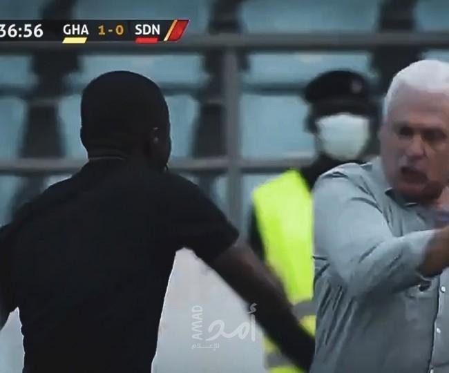 شاهد: في سابقة غريبة .. حكم يضرب مدرب السودان في تصفيات أفريقيا