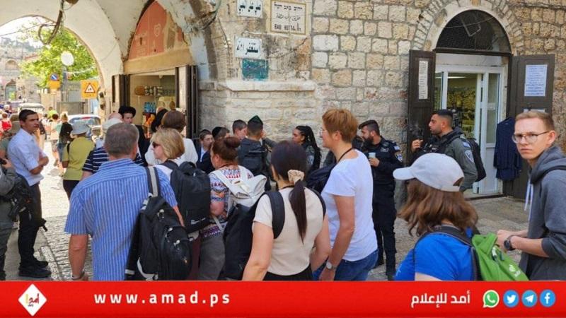 مستوطنون إرهابيون يؤدون "طقوساً تلمودية" قرب باب القطانين أحد أبواب الأقصى- فيديو