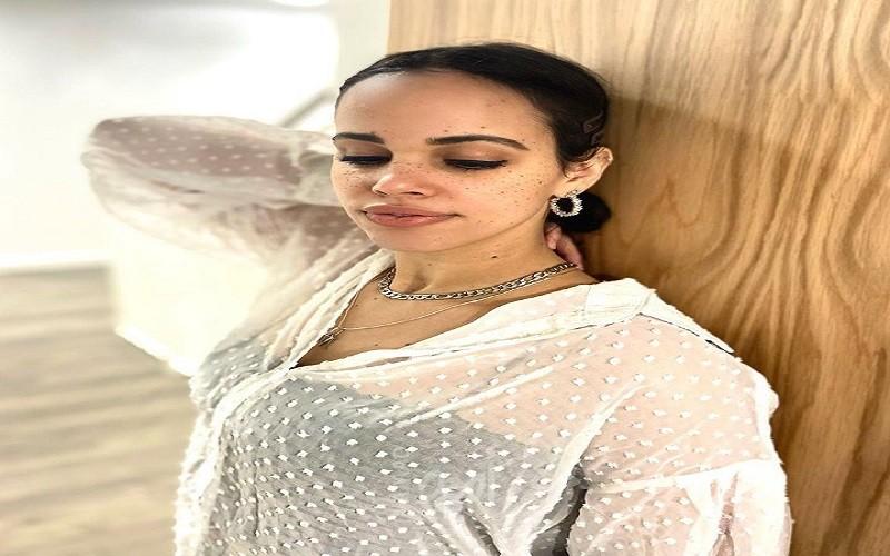 بالفيديو.. كيف يتعامل الفنان عمرو دياب مع ابنته نور؟