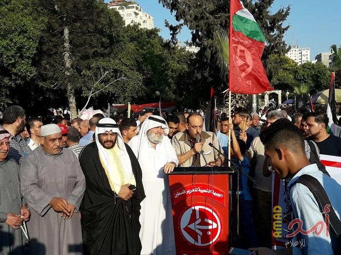 بالصور.. وقفة احتجاجية في ساحة الجندي المجهول تطالب برفع العقوبات عن غزة