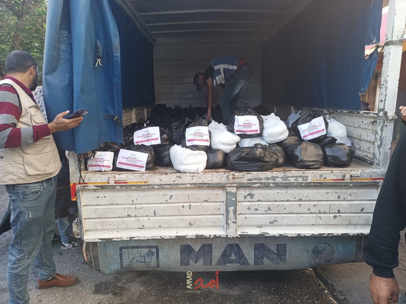 جمعية تنمية الشباب تقوم بأسناد الأهالي بتوزع وجبات طعام على المواطنين النازحين جنوب قطاع غزة