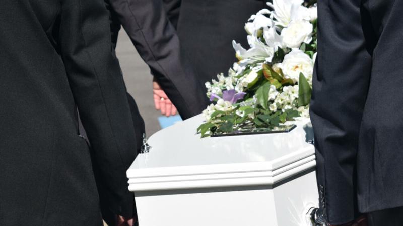 سيدة تسرق مجوهرات الموتى أثناء الجنازة