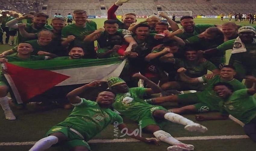 فريق "هامربي" يرفع العلم الفلسطيني خلال تتويجه بكأس دوري كرة القدم السويدية
