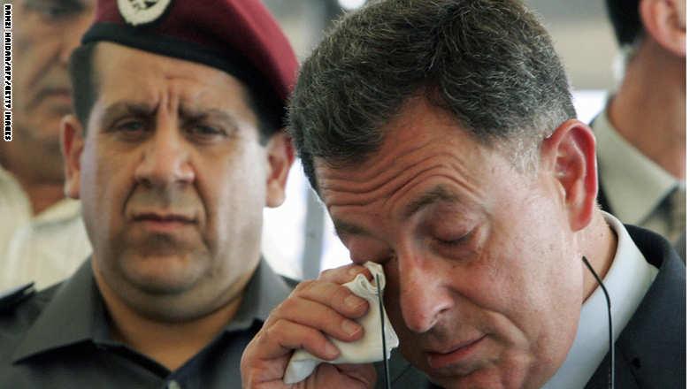 عاصفة سياسية يفجرها السنيورة: الحريري أبلغني عن محاولات حزب الله لاغتياله