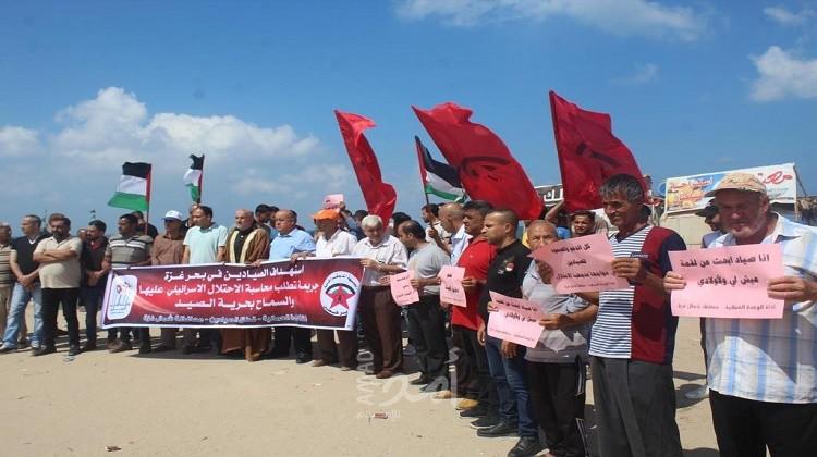 وقفة للوحدة العمالية على شاطئ بحر جباليا شمالي قطاع غزة لدعم وإسناد الصيادين