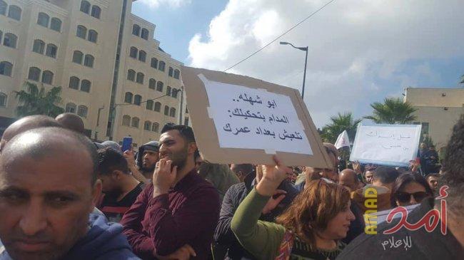 الالاف يتظاهرون في محيط مجلس الوزراء رغم منعهم من الوصول اليه